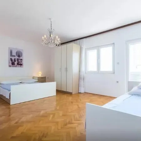 Sonnige In Mit Privatem Parkplatz By Interhome Апартаменты